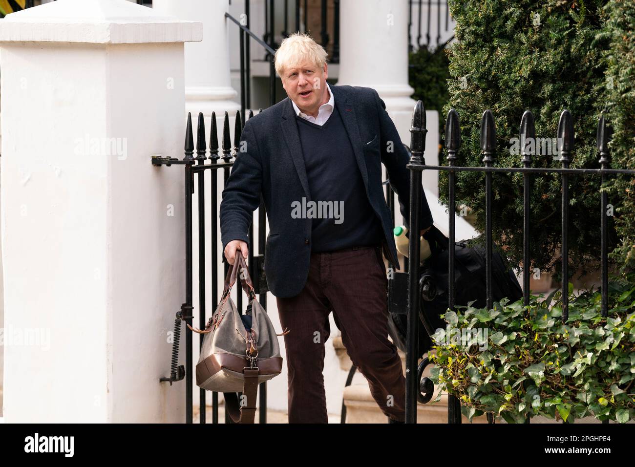 Der ehemalige Ministerpräsident Boris Johnson verlässt sein Zuhause in London, einen Tag nach seinem Erscheinen vor dem Commons Privileges Committee wegen seiner Leugnung der Nr. 10 Parteien während der Pandemie. In einer mehr als drei Stunden dauernden Aussage bestand Herr Johnson darauf, dass es keine "Beweise" gebe, die zeigen würden, dass er Parlamentarier angelogen habe. Foto: Donnerstag, 23. März 2023. Stockfoto