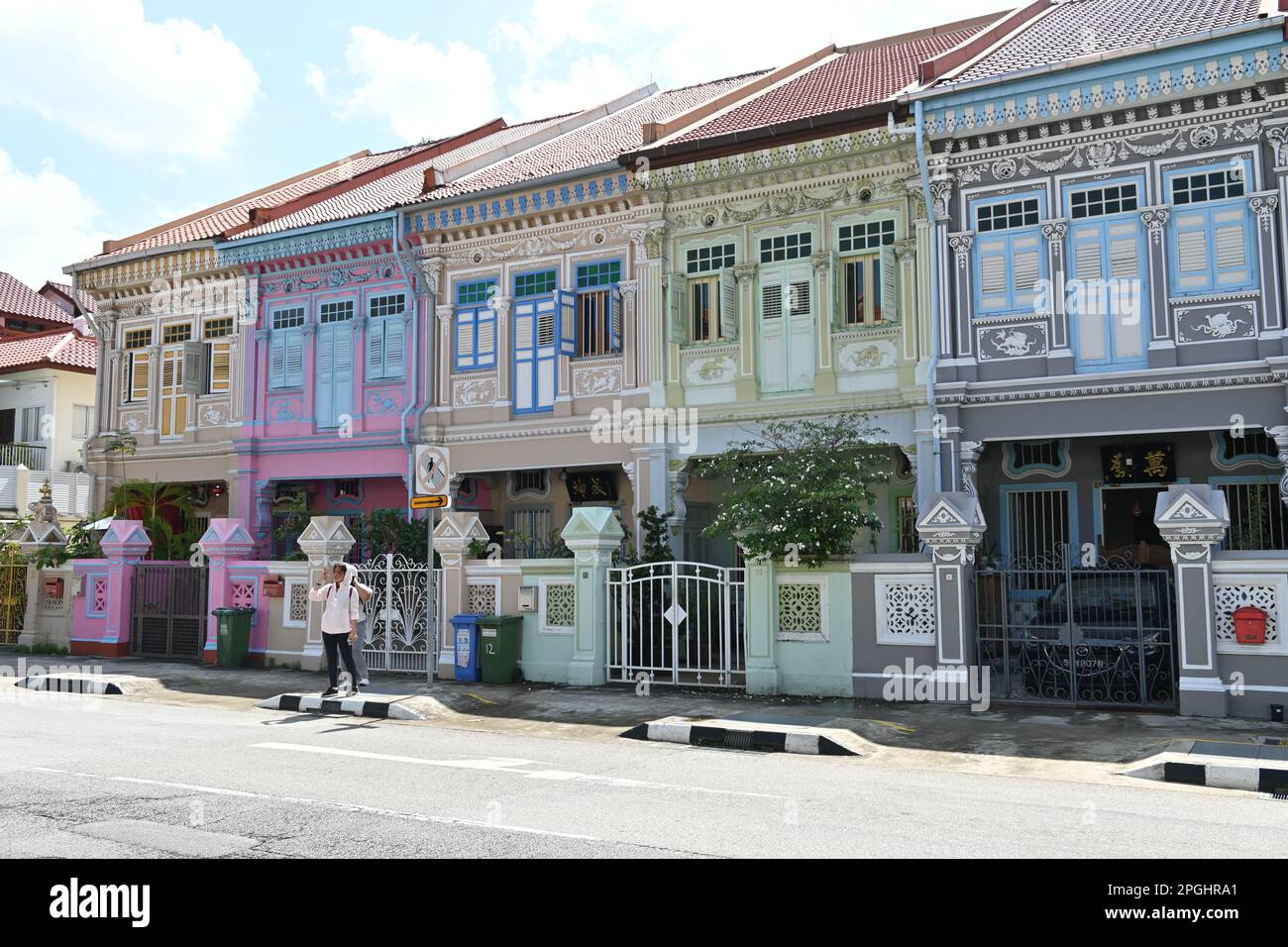 Blick auf die farbenfrohen Peranakan Houses, historische Shophouses, die auf traditionellen Holzhäusern aus Südchina in der Gegend von Eunos, Singapur basieren Stockfoto