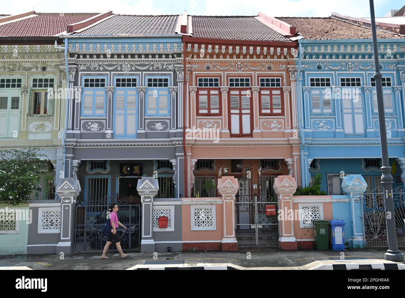 Blick auf die farbenfrohen Peranakan Houses, historische Shophouses, die auf traditionellen Holzhäusern aus Südchina in der Gegend von Eunos, Singapur basieren Stockfoto