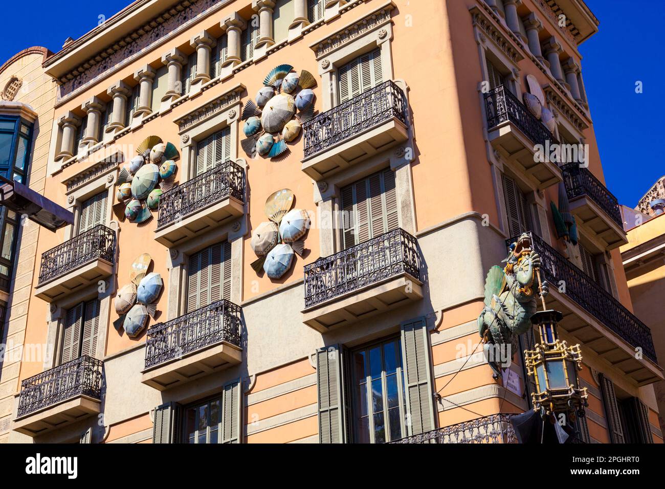 Casa Bruno Cuadros mit Sonnenschirmen an der Fassade von La Rambla, Barcelona, Katalonien, Spanien Stockfoto
