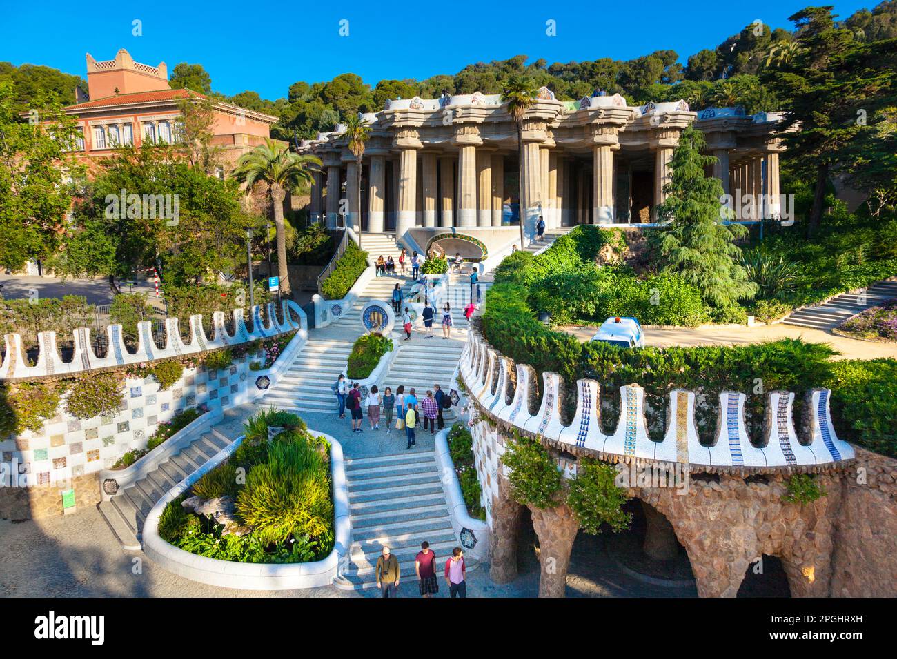 Blick auf Escalinata Monumental (Monumental Stairway) und den Hypostyle Park Güell in Barcelona, Spanien Stockfoto