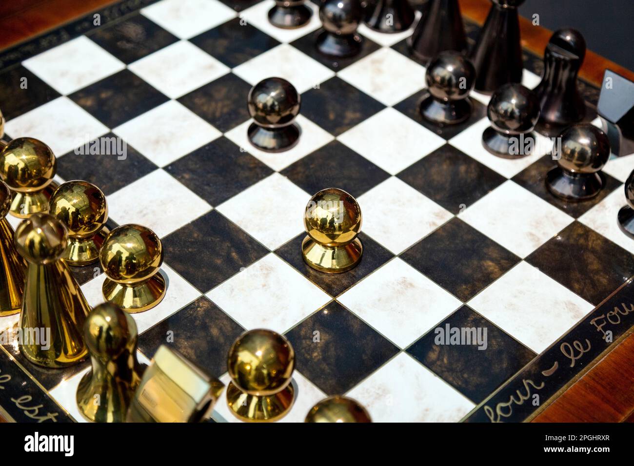 Nahaufnahme des man Ray Schachsets mit Schachfiguren aus Metallic-Gold und Graphit auf der Frieze Masters 2018, London, Großbritannien Stockfoto