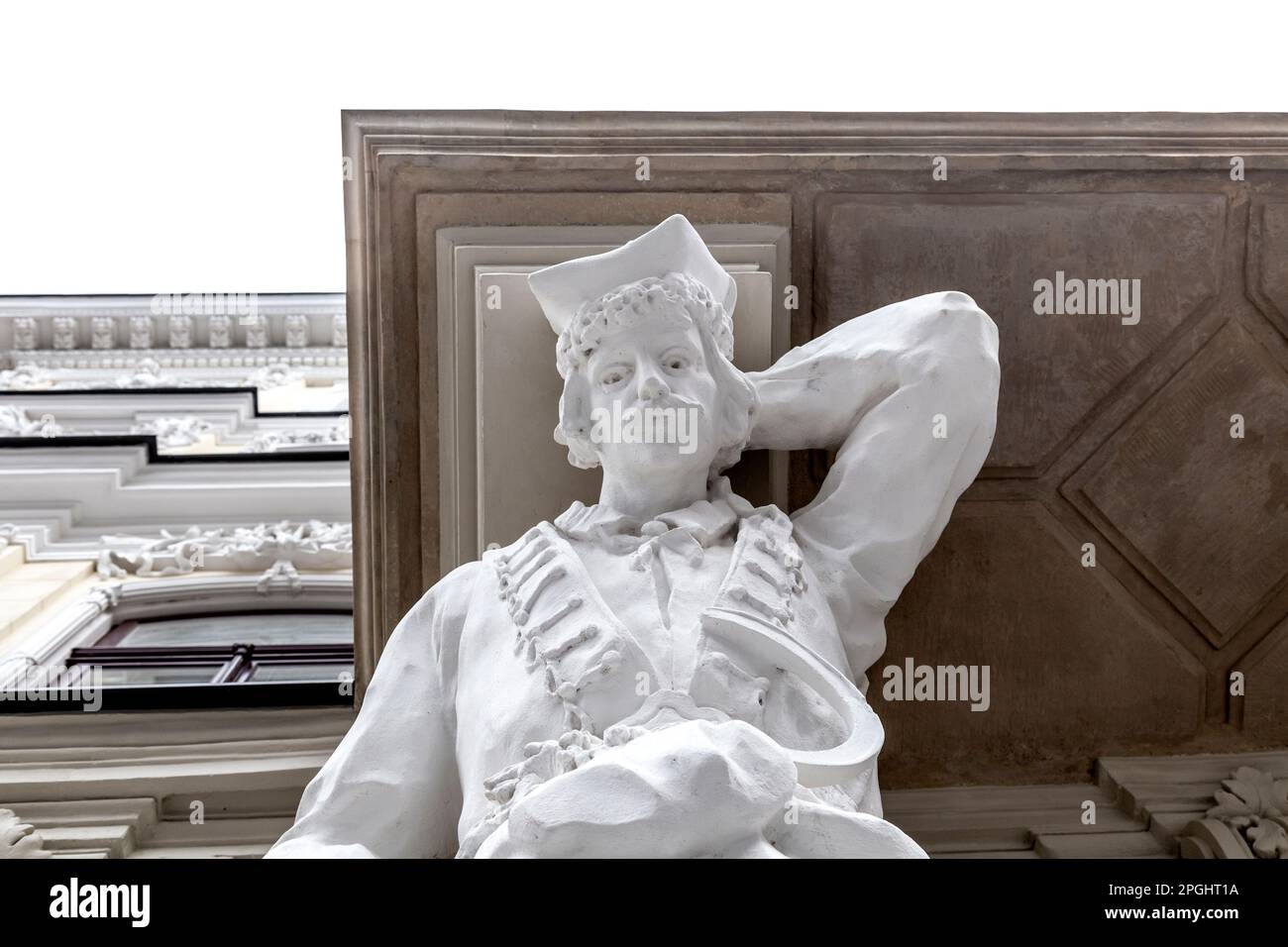 Skulptur des polnischen Krakauer in traditionellem Folkokleid mit Balkon, Rodryg Mroczkowski-Haus aus dem frühen 20. Jahrhundert, Mokotowska 57, Warschau, Polen Stockfoto