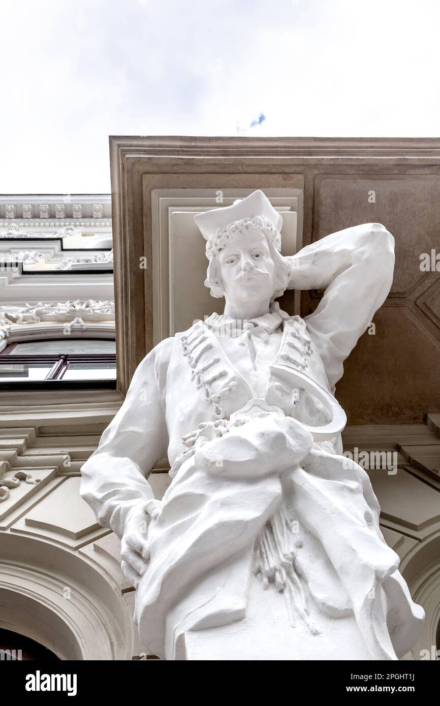 Skulptur des polnischen Krakauer in traditionellem Folkokleid mit Balkon, Rodryg Mroczkowski-Haus aus dem frühen 20. Jahrhundert, Mokotowska 57, Warschau, Polen Stockfoto