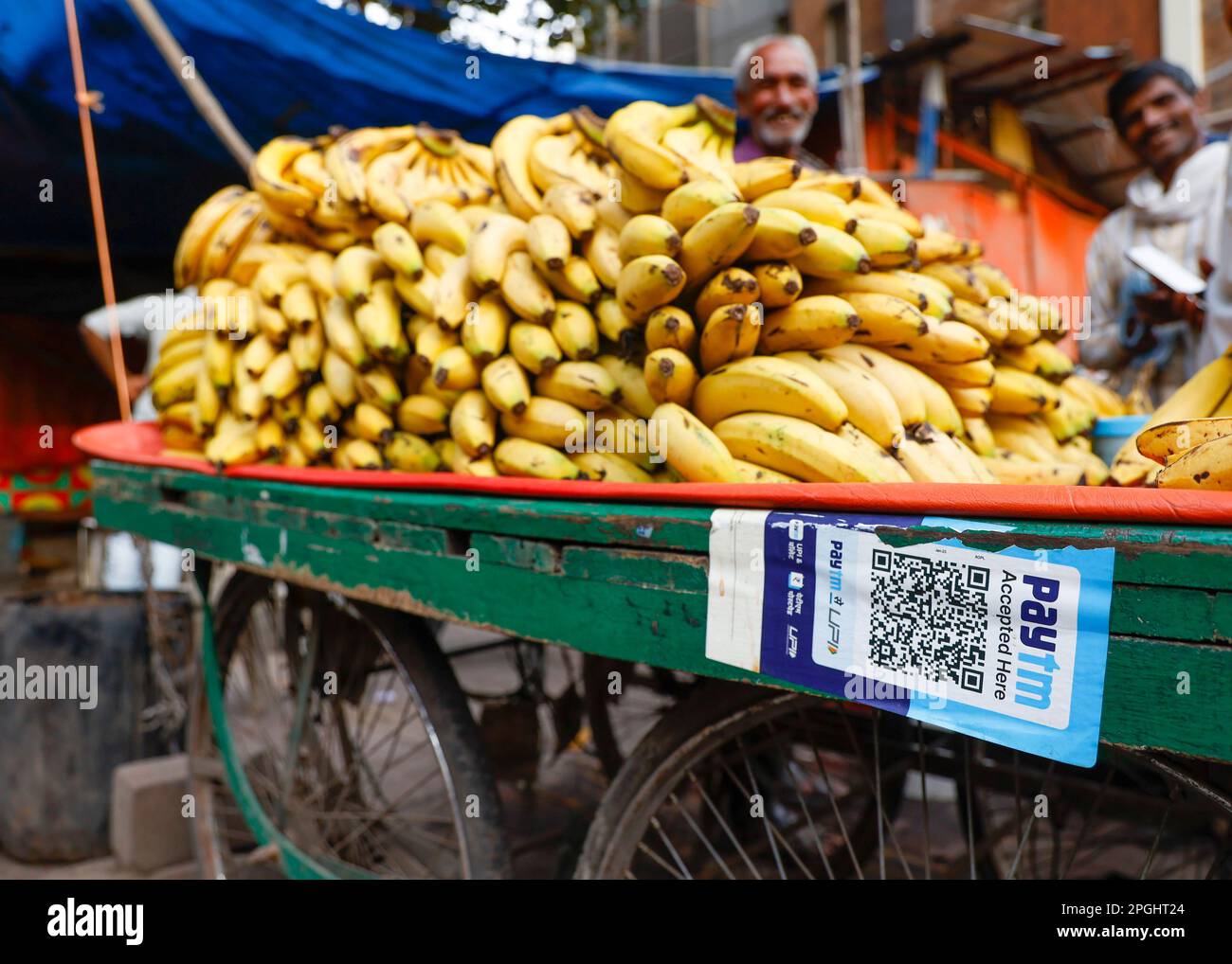 Banana Street Verkäufer mit paytm Logo für bargeldlose Bezahlung auf seinem Warenkorb in Paharganj, Neu-Delhi, Indien Stockfoto