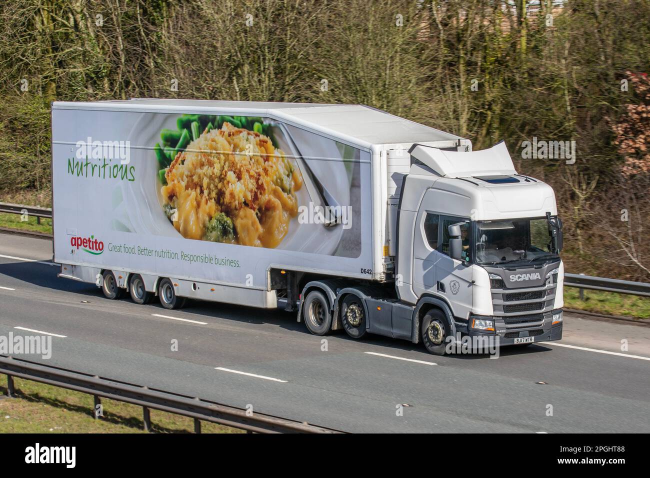 APETITO D642 Kühlanhänger & 2017 SCANIA R450 A 6x6x2/2 Mid-Lift 12742 Diesel Truck; Fahrt auf der Autobahn M6 UK Stockfoto