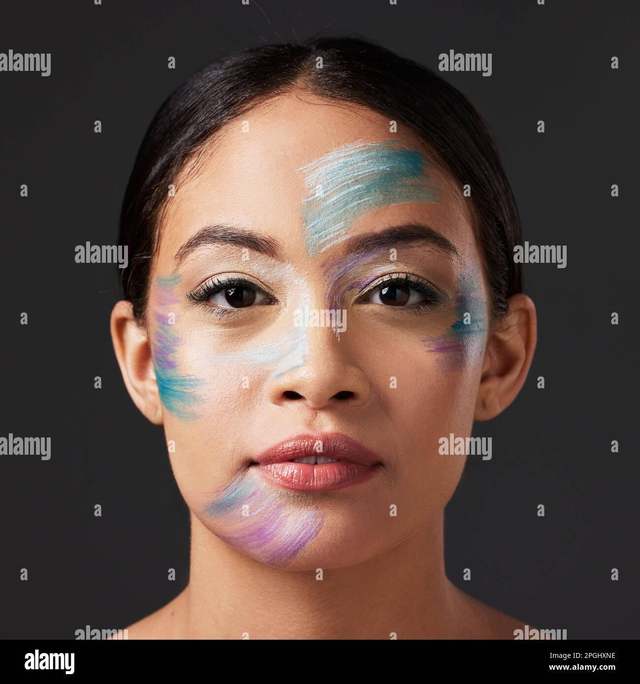Kunst, Ästhetik und Porträt einer Frau mit Gesichtsfarbe, kreativem Make-up und Selbstausdruck. Schönheit, Kreativität und Farbe in der künstlerischen Kosmetik Stockfoto