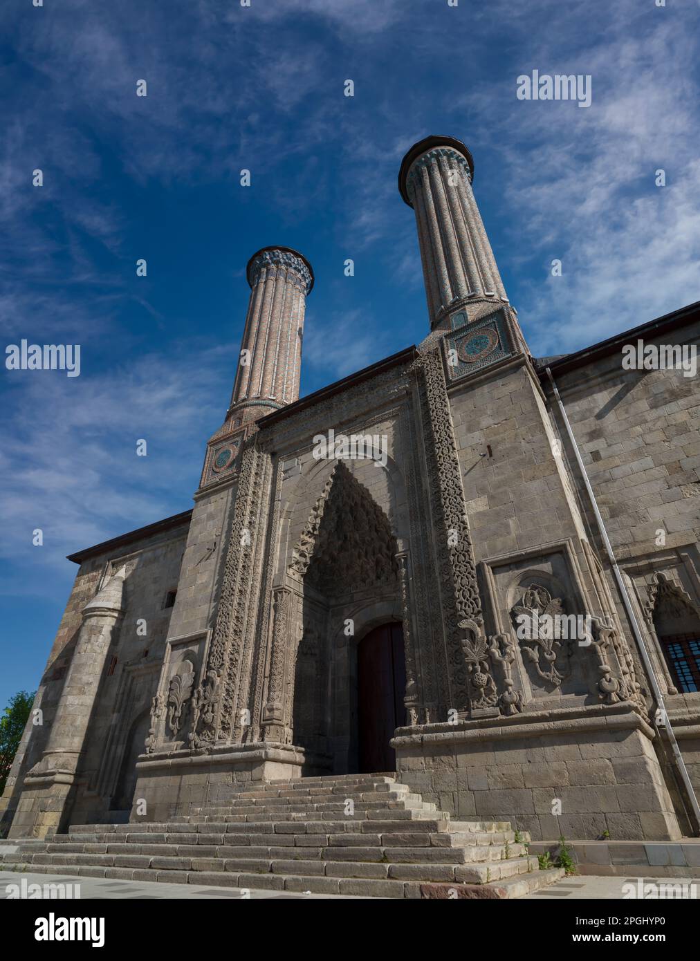 Reiseziele in der Türkei. Twin Minaret Madrasa (Türkisch: Cifte Minareli Medrese). Islamisches antikes Gebäude Stockfoto