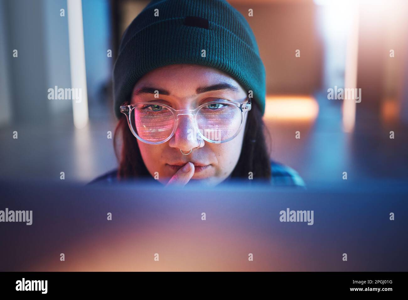 Cybersicherheit, Ransomware und weibliche Hacker, die nachts an einem Computer im Keller für Phishing arbeiten. Datenbank, Passwort und Malware mit einer Frau Stockfoto
