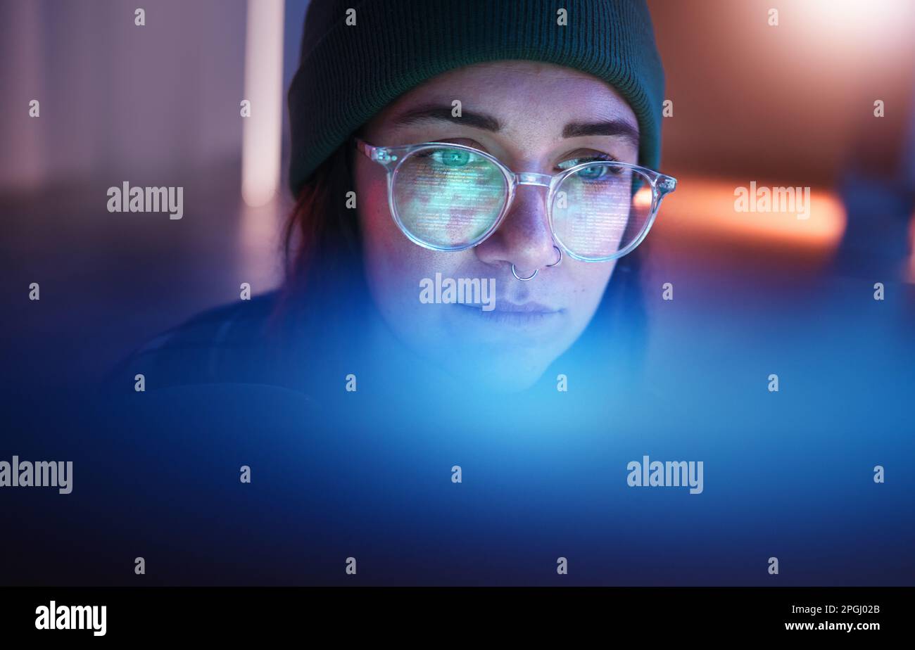 Cybersicherheit, Datenbank und weibliche Hacker, die nachts an einem Computer im Keller für Phishing arbeiten. Malware, Passwort und Ransomware mit einer Frau Stockfoto