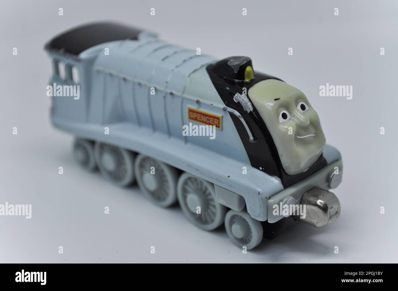Ein die-Cast-Modell von Spencer aus der Serie „Thomas, der Tank, Lokomotive“ vor weißem Hintergrund Stockfoto