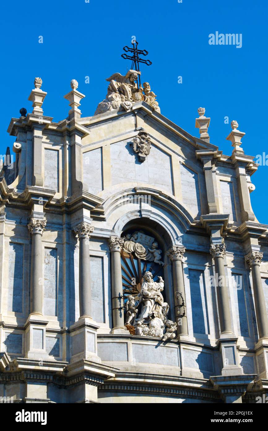 Die Kathedrale von Catania (auf Italienisch: Duomo di Catania) ist der Heiligen Agatha gewidmet. Es wurde seit 1078 mehrmals zerstört und wieder aufgebaut. Die Gegenwart Stockfoto