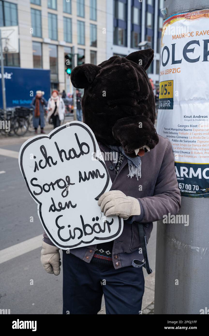 03.03.2023, Berlin, Deutschland, Europa - Ein Klimaaktivist in Bärenverkleidungen bringt seine Besorgnis über die gefährdeten Eisbären bei einer Kundgebung zum Ausdruck. Stockfoto