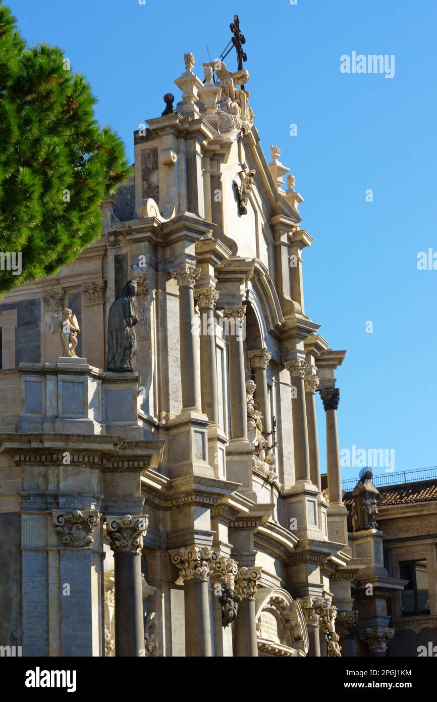 Die Kathedrale von Catania (auf Italienisch: Duomo di Catania) ist der Heiligen Agatha gewidmet. Es wurde seit 1078 mehrmals zerstört und wieder aufgebaut. Die Gegenwart Stockfoto