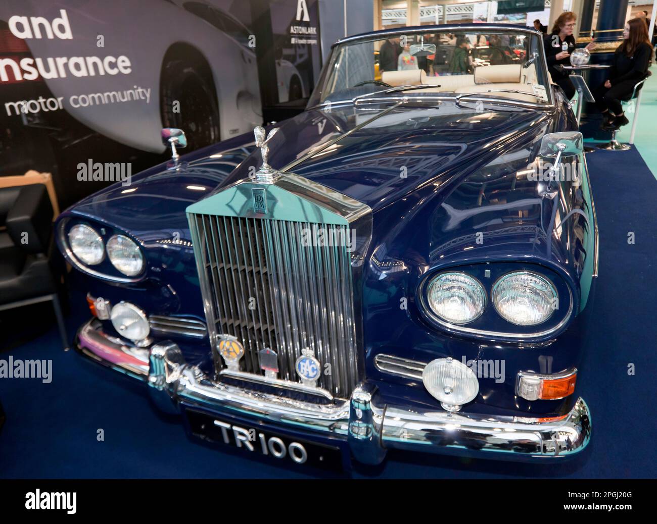 Ein Blue, 1966, Rolls Royce Silver Cloud III, ausgestellt auf der London Classic Car Show 2023 Stockfoto