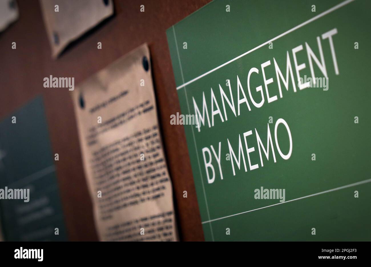 Management per Memo: Ist es ein Ersatz für effektive Kommunikation und Engagement von Führungskräften? Stockfoto