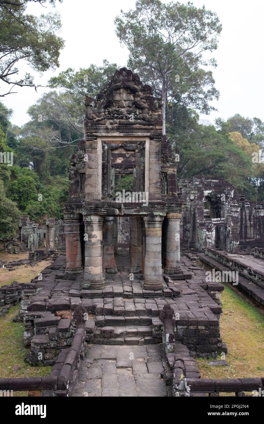 Kambodscha: Zweigeschossiges Gebäude, das möglicherweise als Kornspeicher genutzt und manchmal mit einer Bibliothek verwechselt wurde, Preah Khan (Tempel des Heiligen Schwertes). Preah Khan wurde im späten 12. Jahrhundert (1191) von Jayavarman VII erbaut und befindet sich nördlich von Angkor Thom. Der Tempel wurde an der Stelle erbaut, an der Jayavarman VII. 1191 den Sieg über die einmarschierenden Chams errichtete. Es war das Zentrum einer bedeutenden Organisation mit fast 100.000 Beamten und Bediensteten. Sie diente früher als buddhistische Universität. Die wichtigste Gottheit des Tempels ist die Bodhisatva Avalokiteshvara in Form von Jayavarmans Fathe Stockfoto
