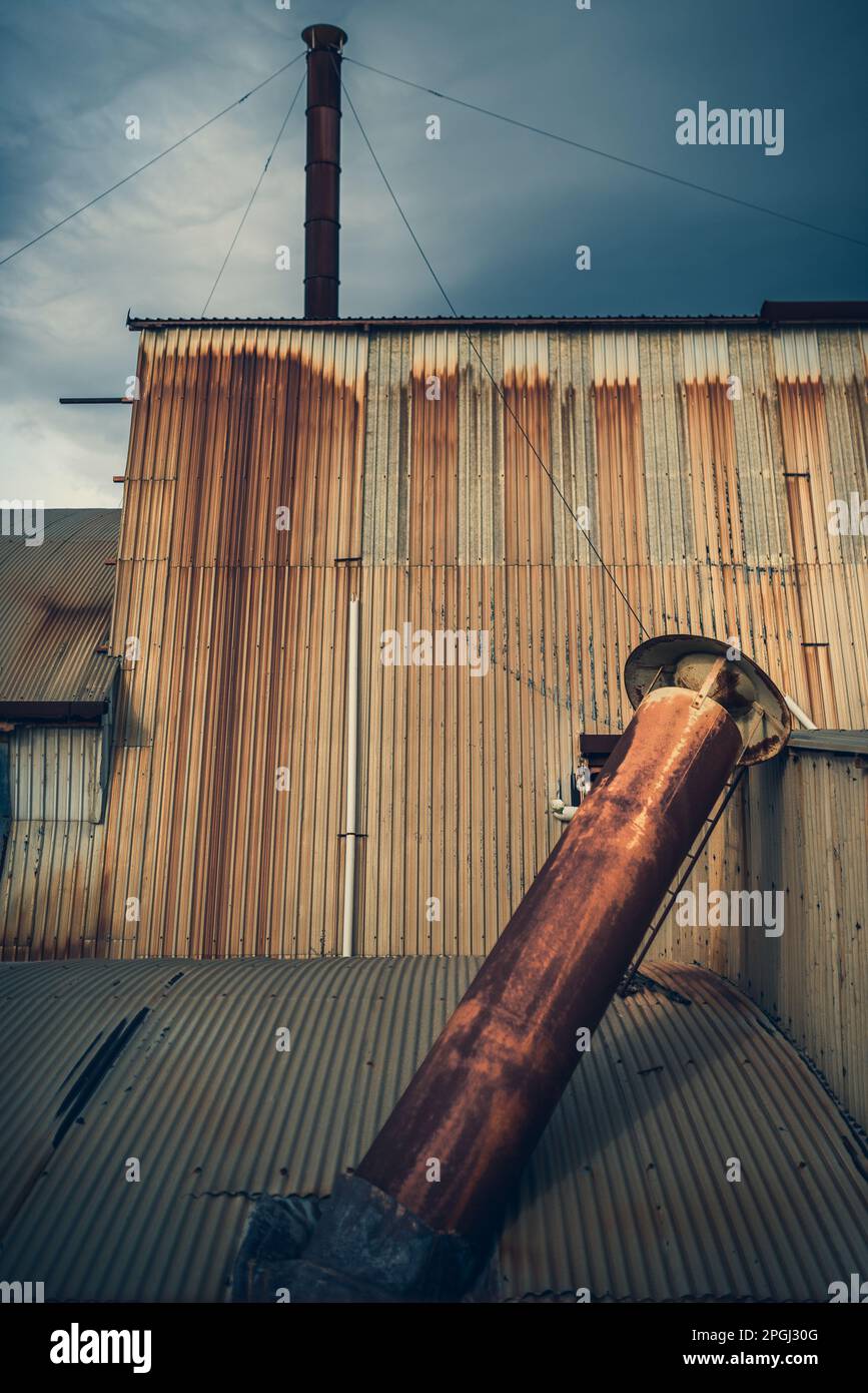 Innenräume und Maschinen, Anlagen, die sich in den Besitz einer stillgelegten, aufgegebenen Industrie zurückziehen, ehemalige Baumwollfabrik, industrielle Produktion Stockfoto