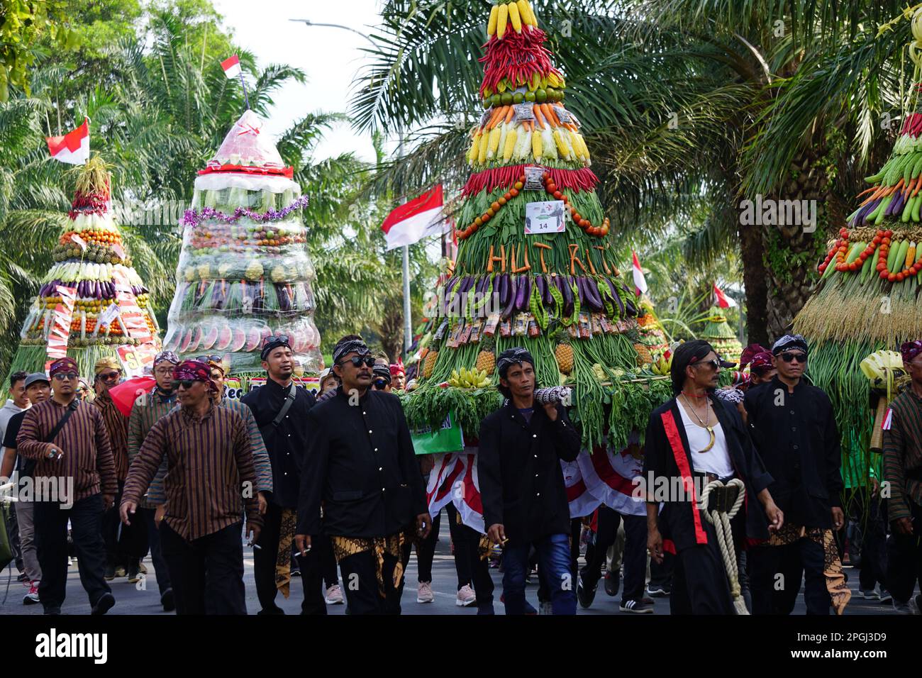 Kirab Tumpeng hasil bumi (Bauer Thanksgiving) zur Feier des indonesischen Unabhängigkeitstages im simpang lima gumul Kediri Stockfoto