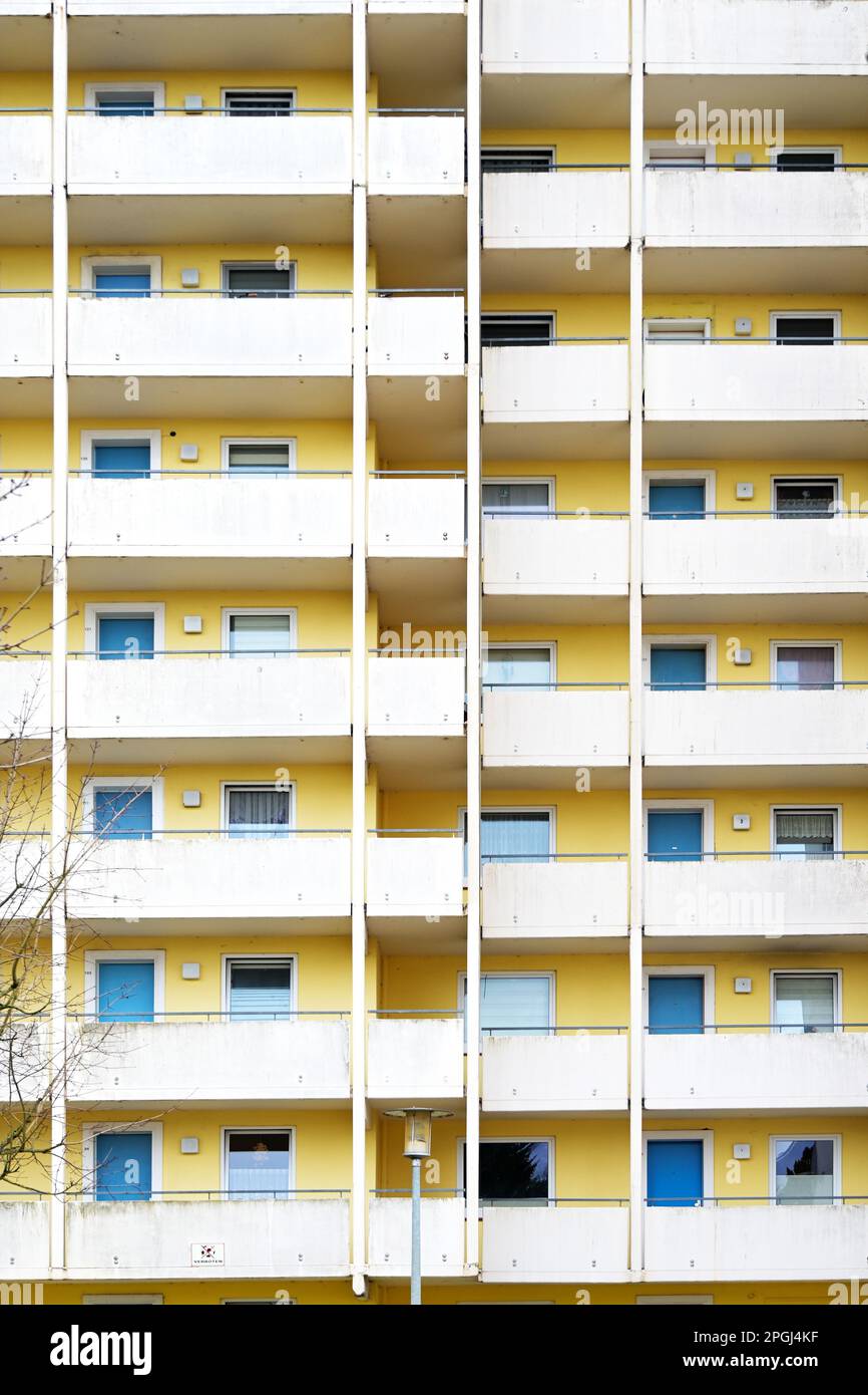 Fassade eines alten großen Hochhauses mit gelben Wänden und weißen Balkonen, Konzept für Wohnungen und Immobilien, ausgewählter Fokus Stockfoto