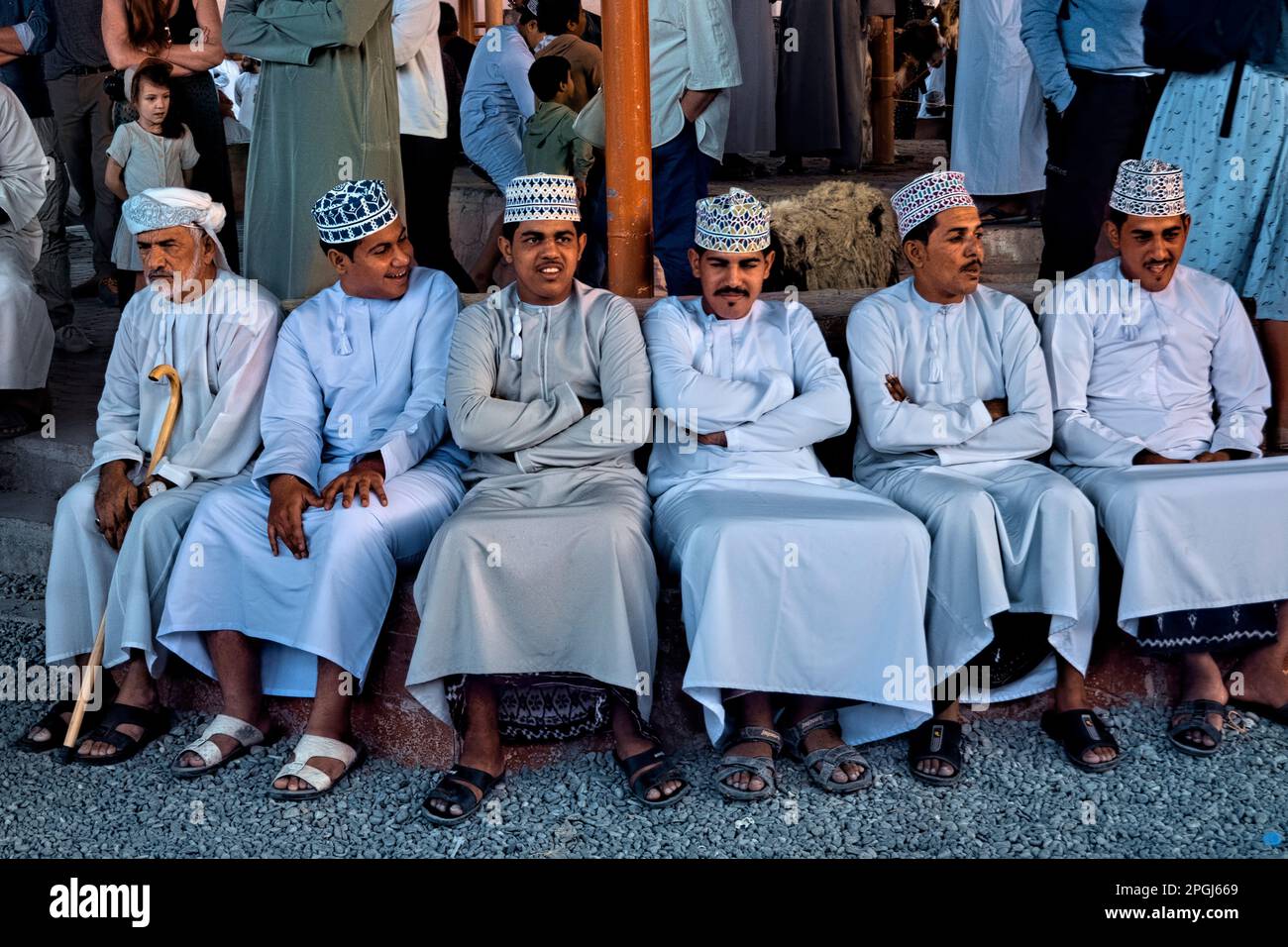 Männer auf dem Ziegenmarkt am Freitag, Nizwa, Oman Stockfoto