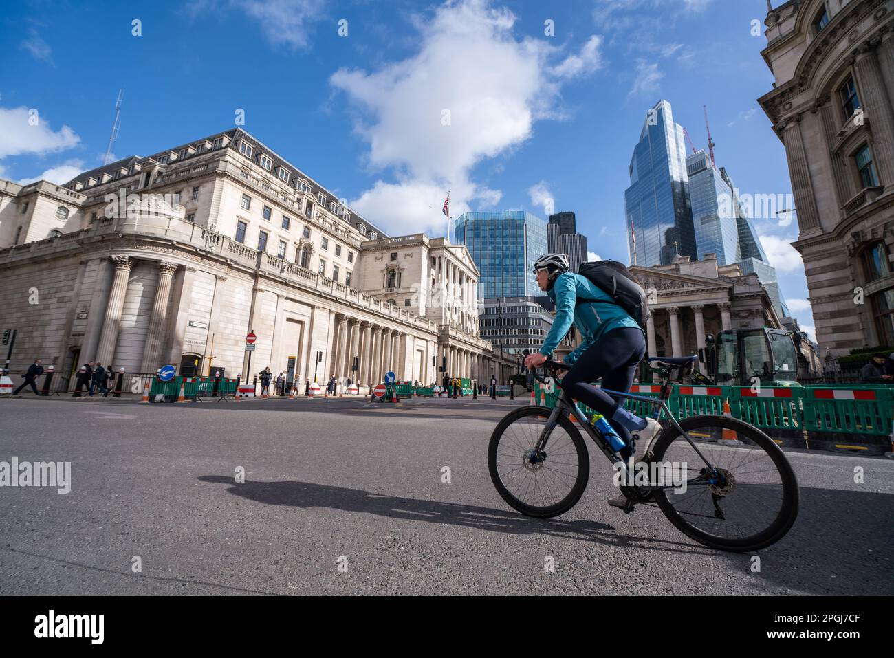 London, UK, 23. März 2023. Eine Ansicht der Bank of England rom von 4 % bis 4,25 % zum 11. Mal in Folge als Reaktion auf einen unerwarteten Anstieg der Inflation auf 10,4 % im letzten Monat, der durch einen Anstieg der Lebensmittelpreise aufgrund von Salat- und Gemüsemangel im UK Credit: amer Ghazzal/Alamy Live News Stockfoto