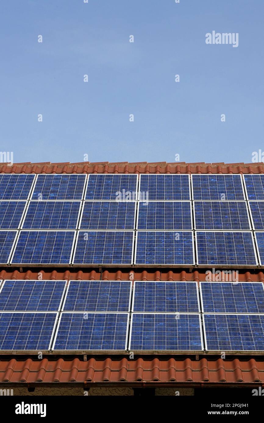 Photovoltaik-Anzeige auf dem Dach Stockfoto