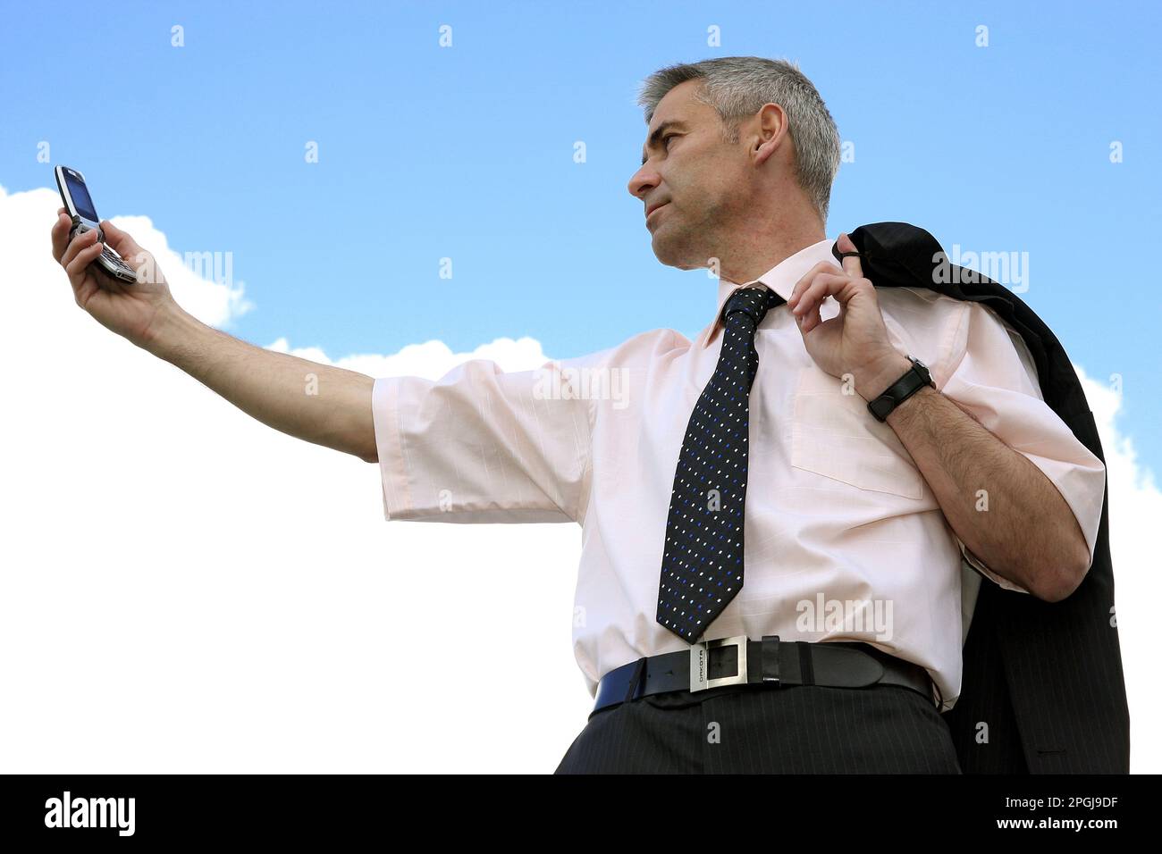 Geschäftsmann, der mit seinem Mobiltelefon nach Mobilfunknetzen sucht Stockfoto