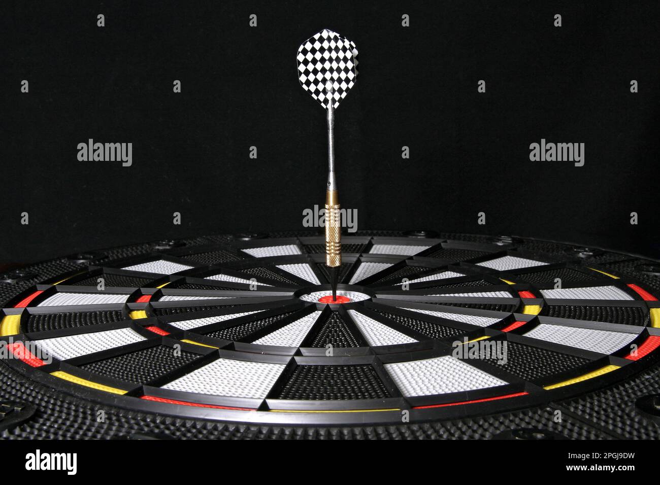 Dart in der Mitte des Dart-Brettes, Bulls Eye Stockfoto