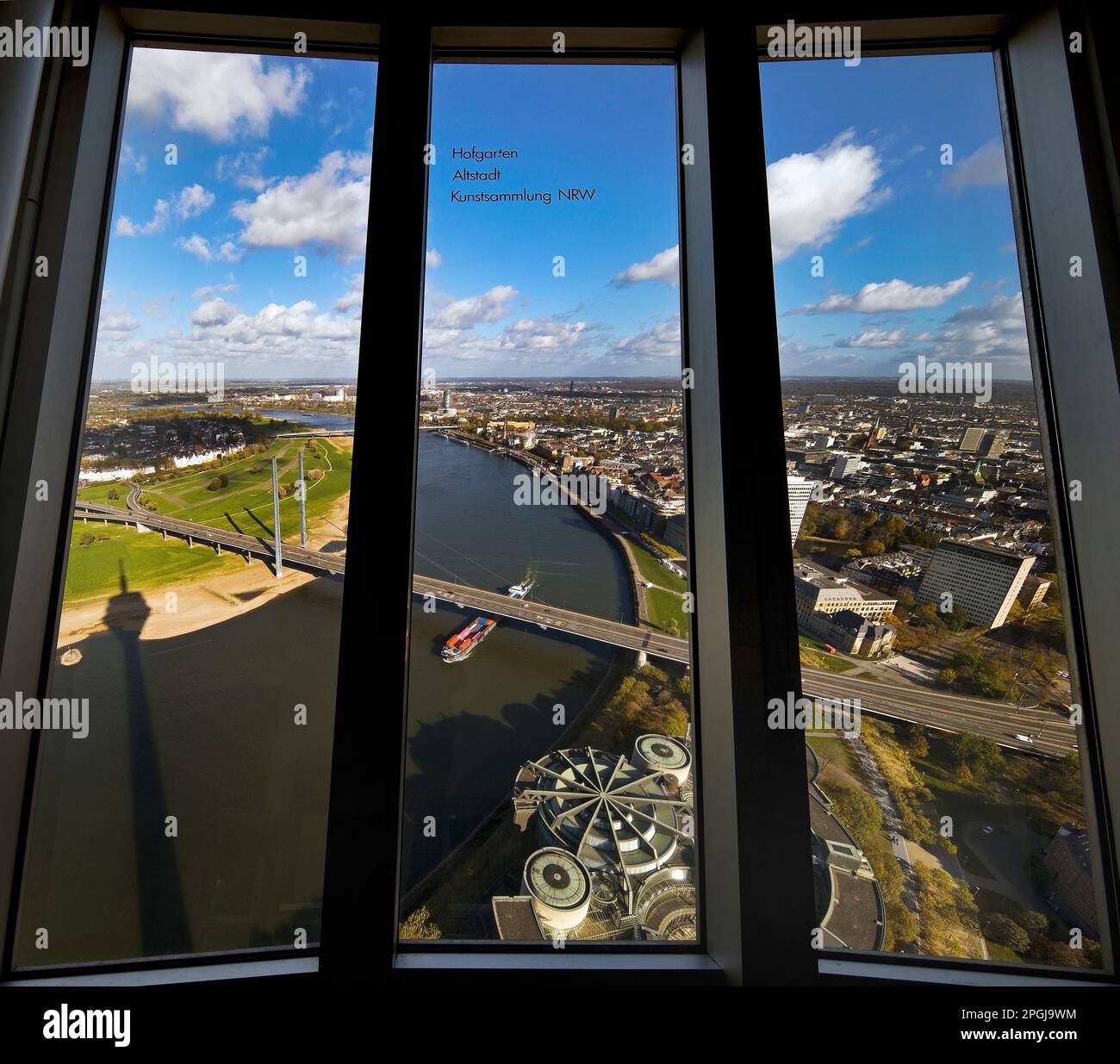 Blick vom Rheinturm auf den Rhein und die Altstadt, Deutschland, Nordrhein-Westfalen, Niederrhein, Düsseldorf Stockfoto