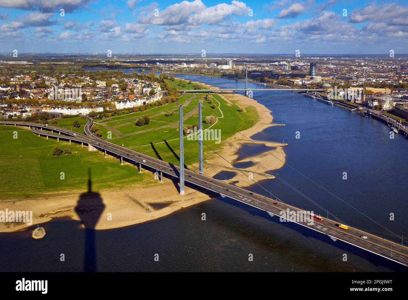 Blick auf die Rhein-Kniebrücke vom Rhein-Turm, Deutschland, Nordrhein-Westfalen, Niederrhein, Düsseldorf Stockfoto