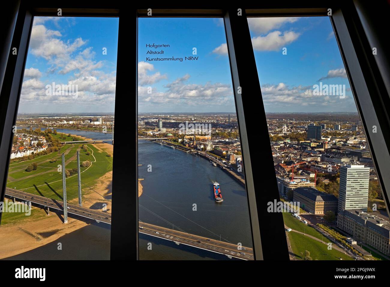 Blick vom Rheinturm auf den Rhein und die Altstadt, Deutschland, Nordrhein-Westfalen, Niederrhein, Düsseldorf Stockfoto