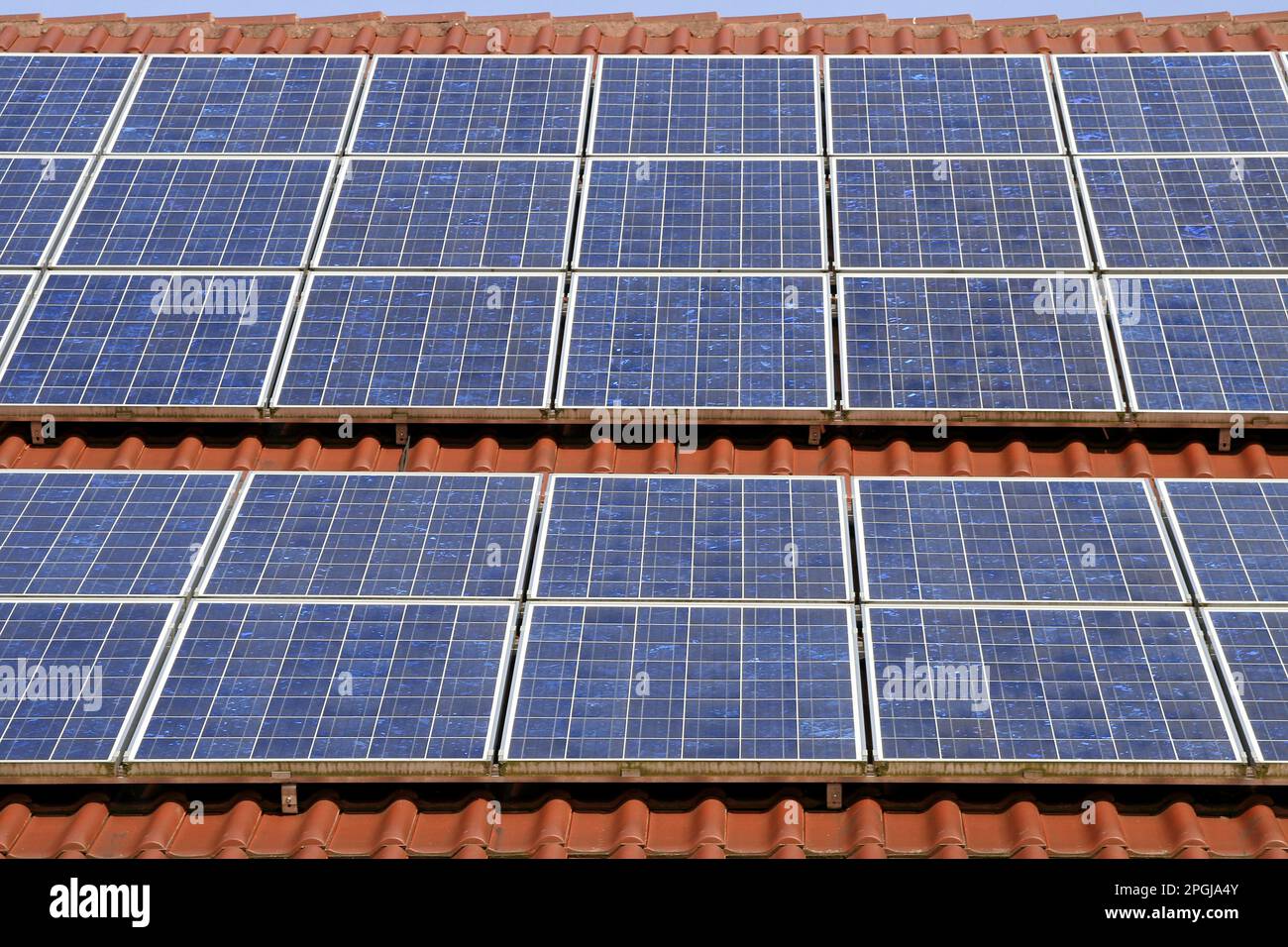 Photovoltaik-Anzeige auf dem Dach Stockfoto
