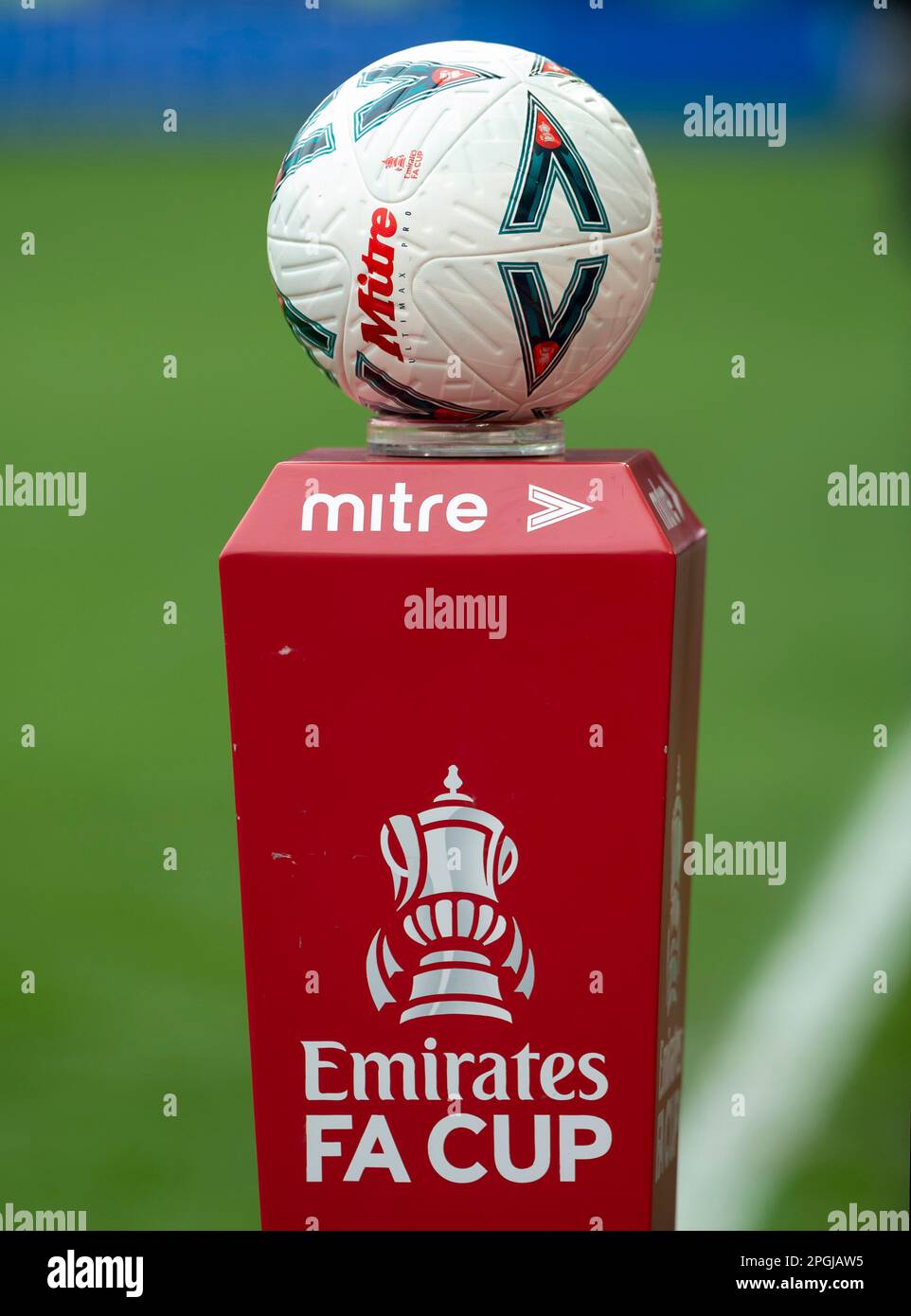 The Mitre Ultimate Pro, der offizielle Emirates FA Cup-Spielball vor dem Spiel Brighton und Hove Albion gegen Grimsby Town Emirates FA Cup Quarter Quarter im American Express Community Stadium, Brighton, 19. März 2023 Stockfoto