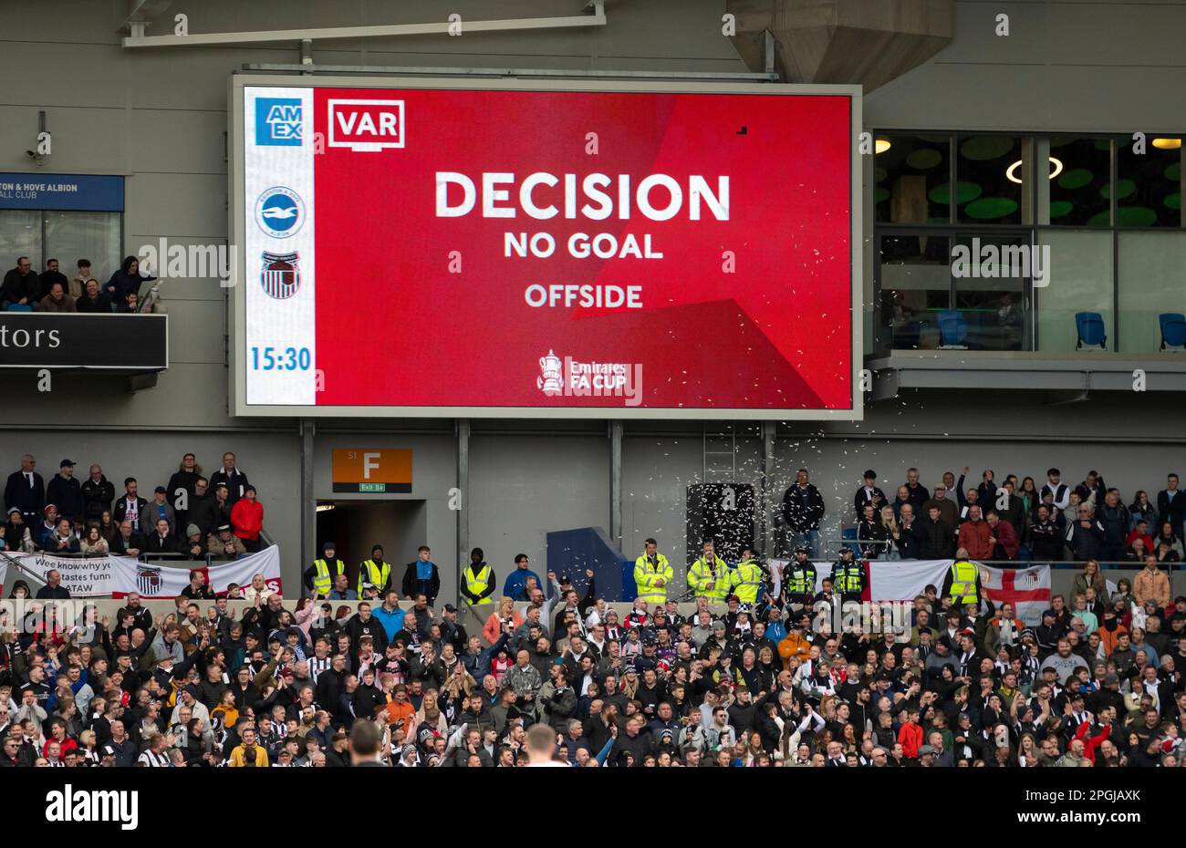 DER VAR erzielt beim Finale des FA Cup Quarter von Brighton und Hove Albion gegen Grimsby Town Emirates im American Express Community Stadium, Brighton, 19. März 2023, ein Tor abseits Stockfoto