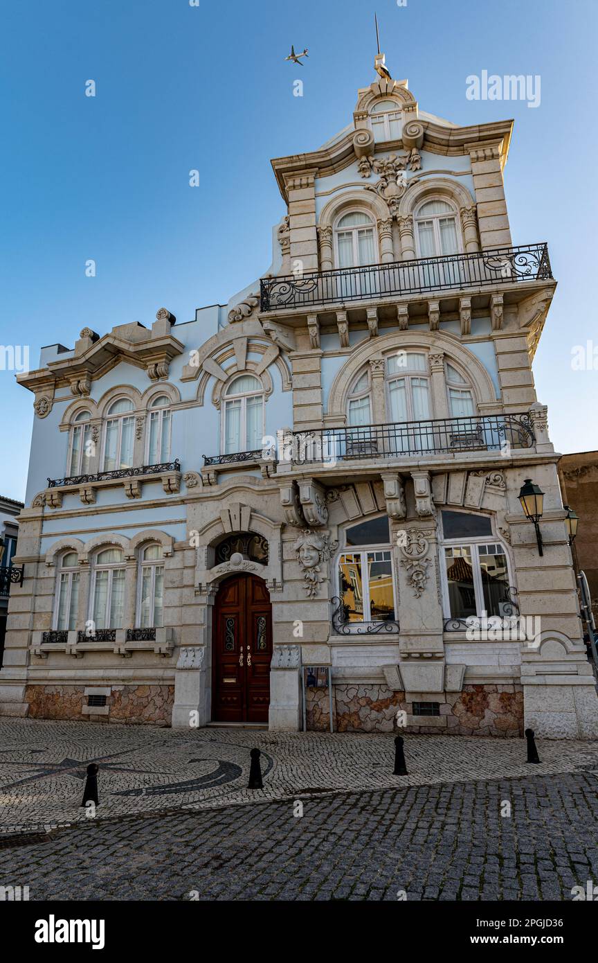 Der Belmarco-Palast ist eines der interessantesten Beispiele der revivalistischen Architektur an der Algarve. Stockfoto