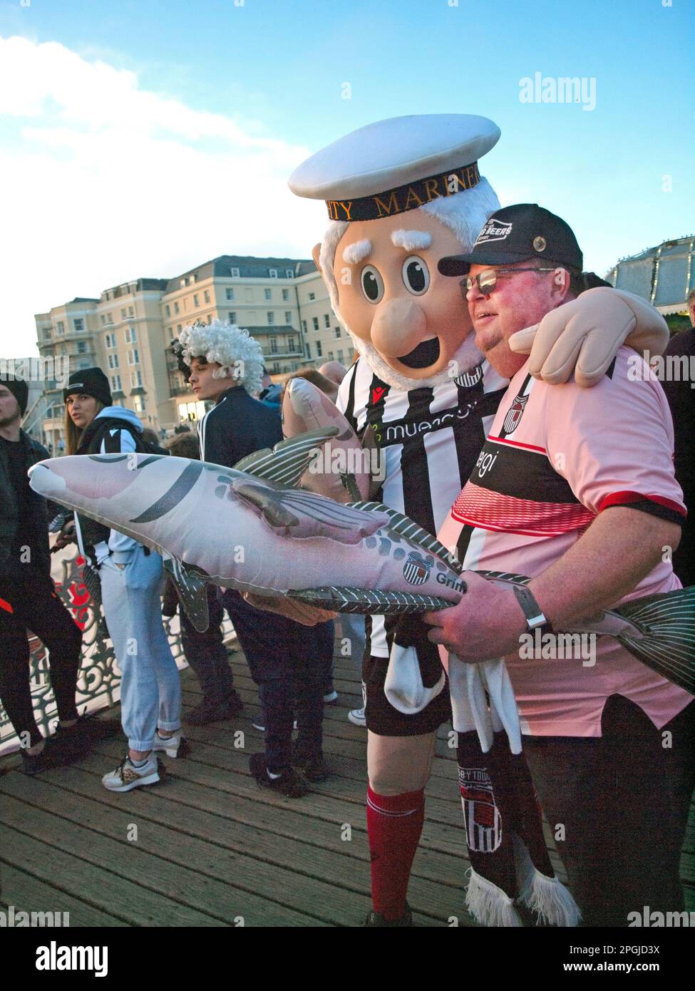 Fans des Grimsby Town Football Club in Brighton unterstützen ihr Team Stockfoto