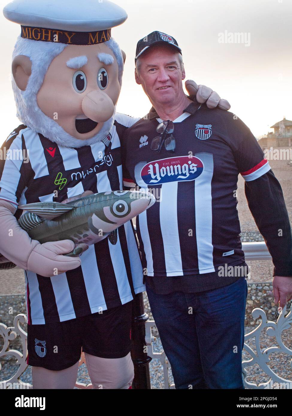 Fans des Grimsby Town Football Club in Brighton unterstützen ihr Team Stockfoto