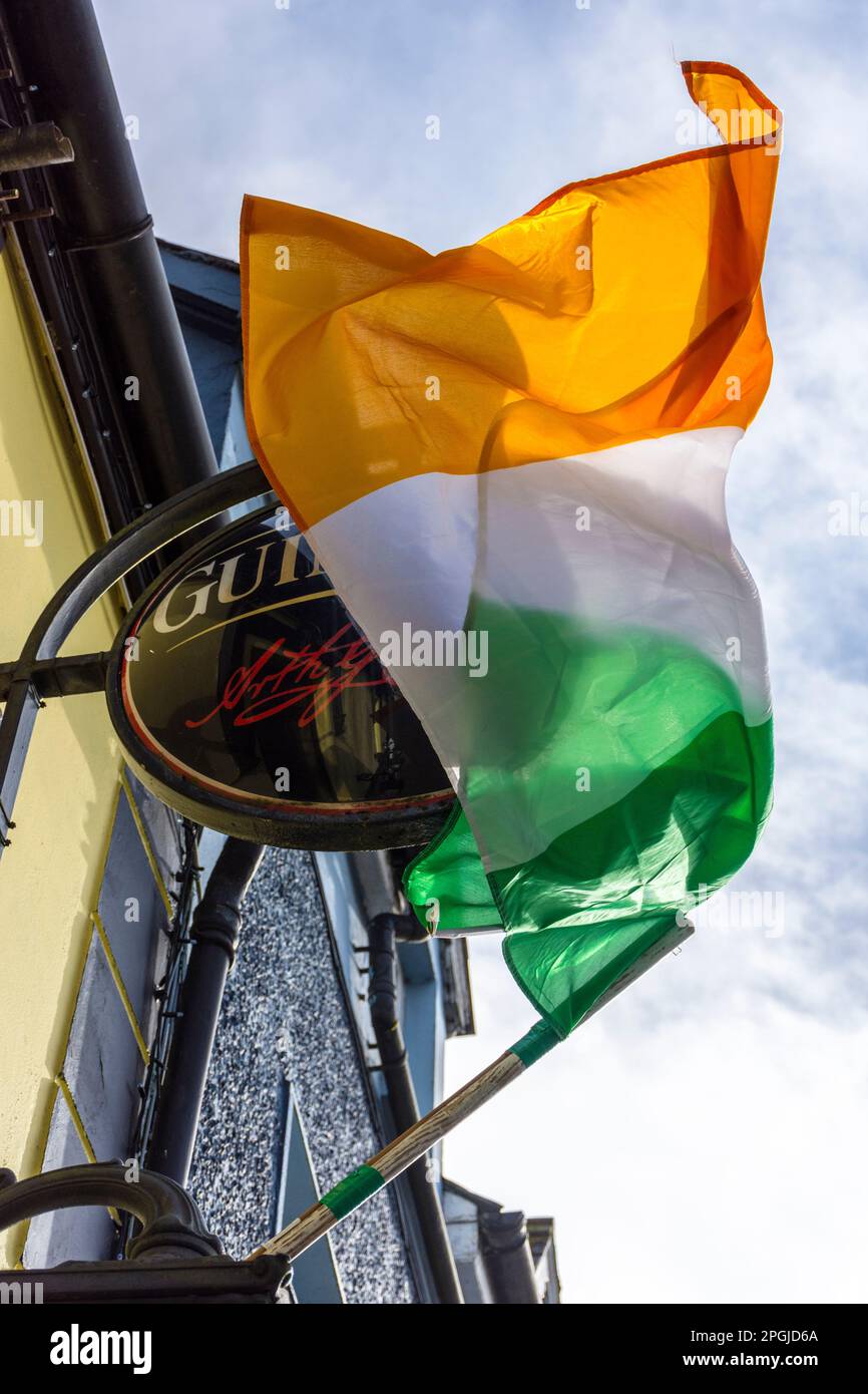 Irische dreifarbige Nationalflagge und Guinness-Schild vor einer Bar in der Grafschaft Donegal, Irland Stockfoto