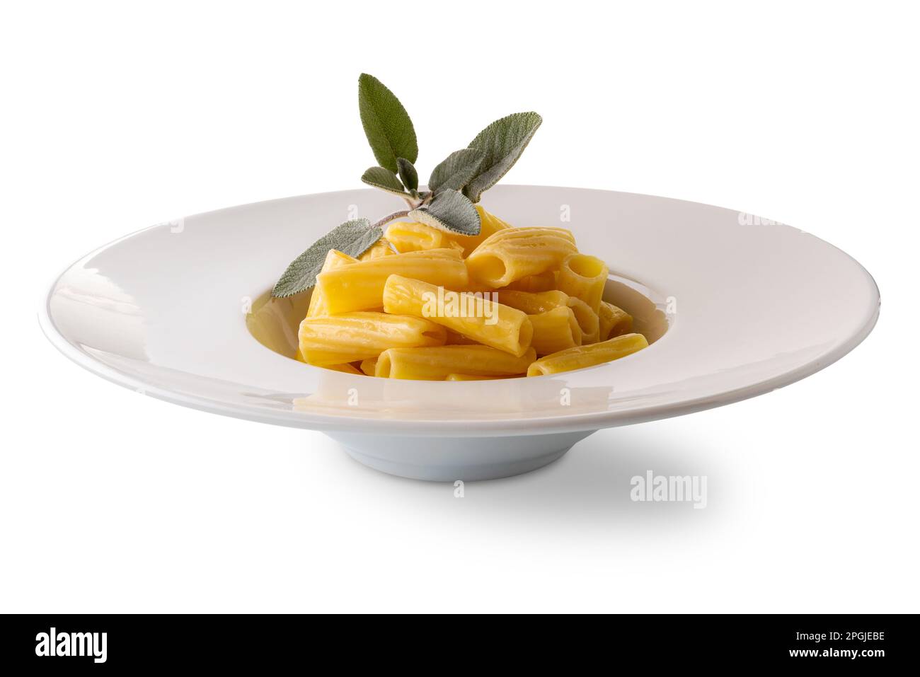 Makkaroni-Rigatoni mit Butter und Salbeisauce in weißer Schale mit Salbeiblättern, isoliert auf weißem Schnittweg Stockfoto