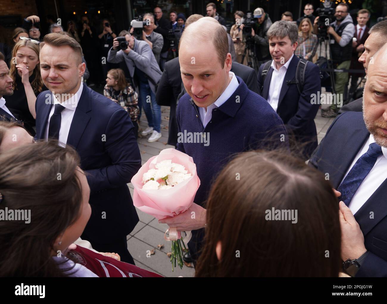 Der Prinz von Wales spricht mit Einheimischen, während er die Hala Koszyki Food Hall besucht, um junge ukrainische Flüchtlinge zu treffen, die jetzt in Polen leben und studieren, und Mitglieder der polnischen Gemeinde, die sie während seiner Reise nach Warschau, Polen, aufnehmen. Foto: Donnerstag, 23. März 2023. Stockfoto