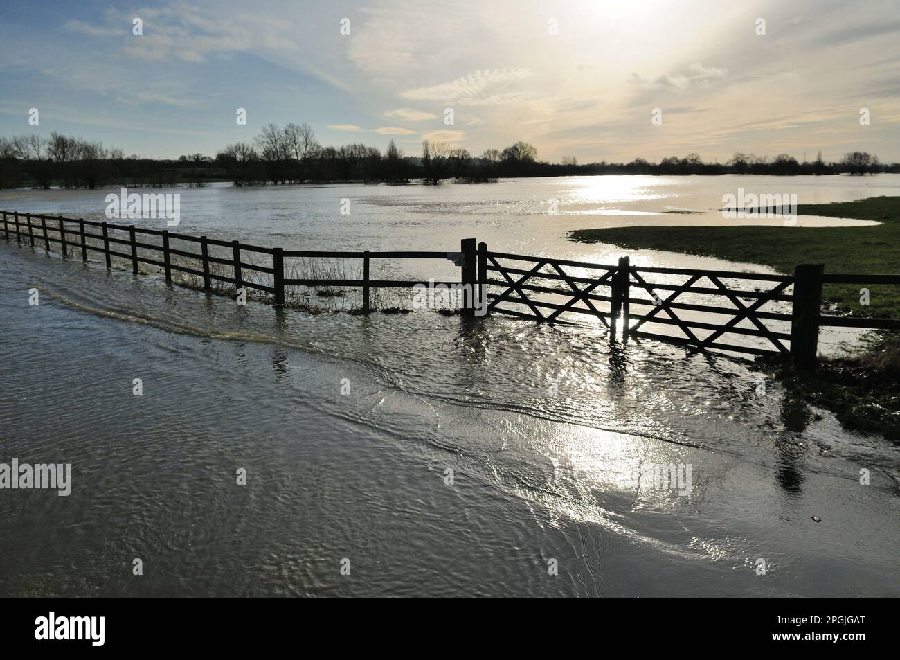 Überflutete Straße und Felder am Fluss Avon in Lacock, Wiltshire im Januar 2008. Stockfoto