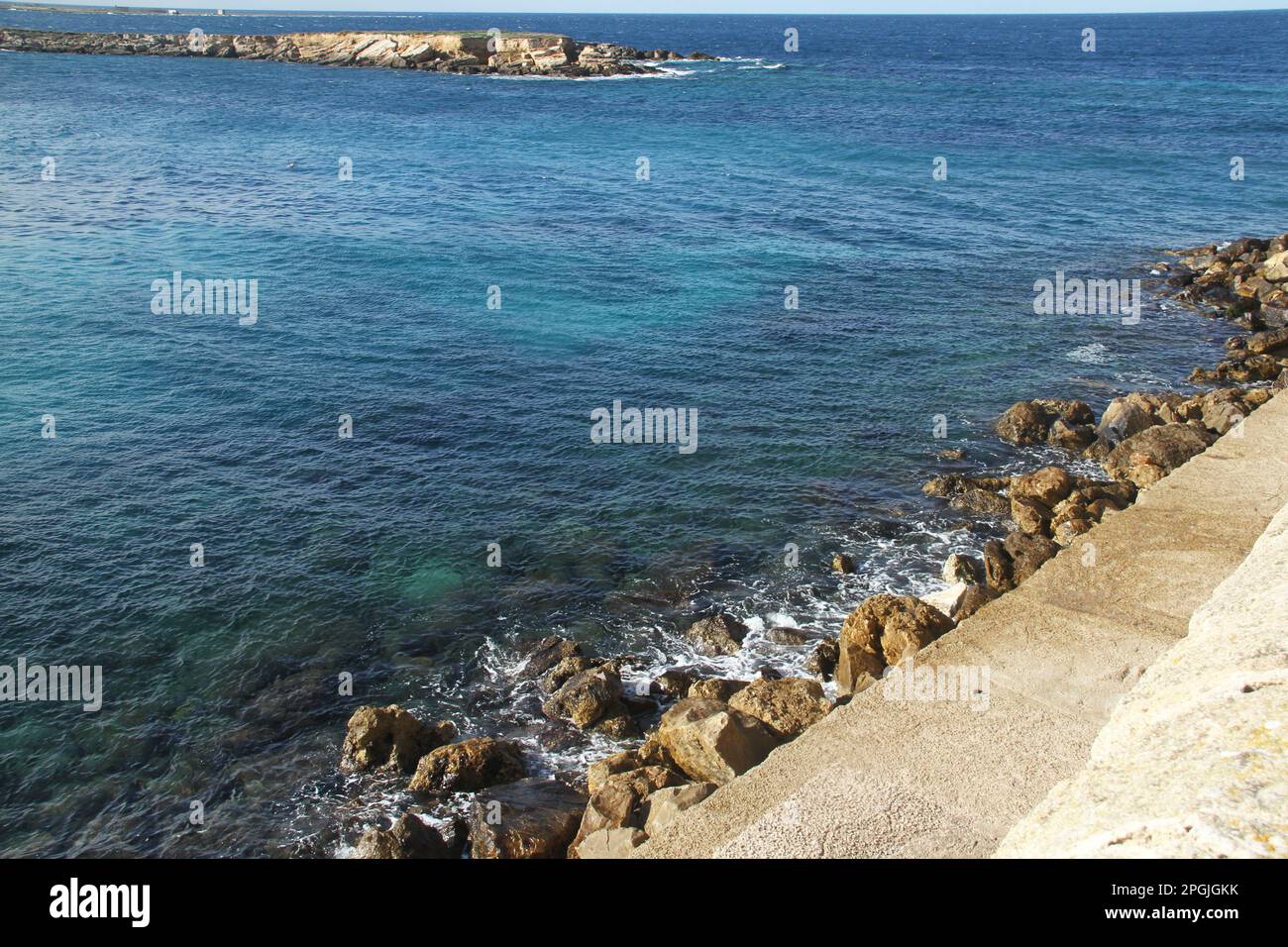 Das Ionische Meer in Gallipoli, Italien, mit Blick auf Isola del Campo Stockfoto