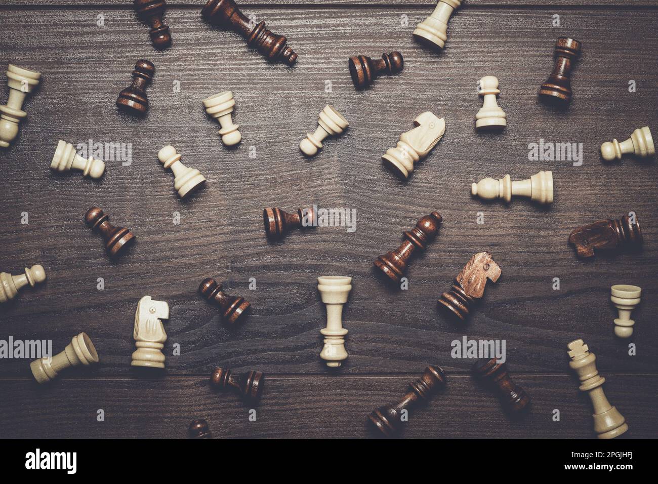 Schachfiguren auf dem braunen Wolltisch Stockfoto