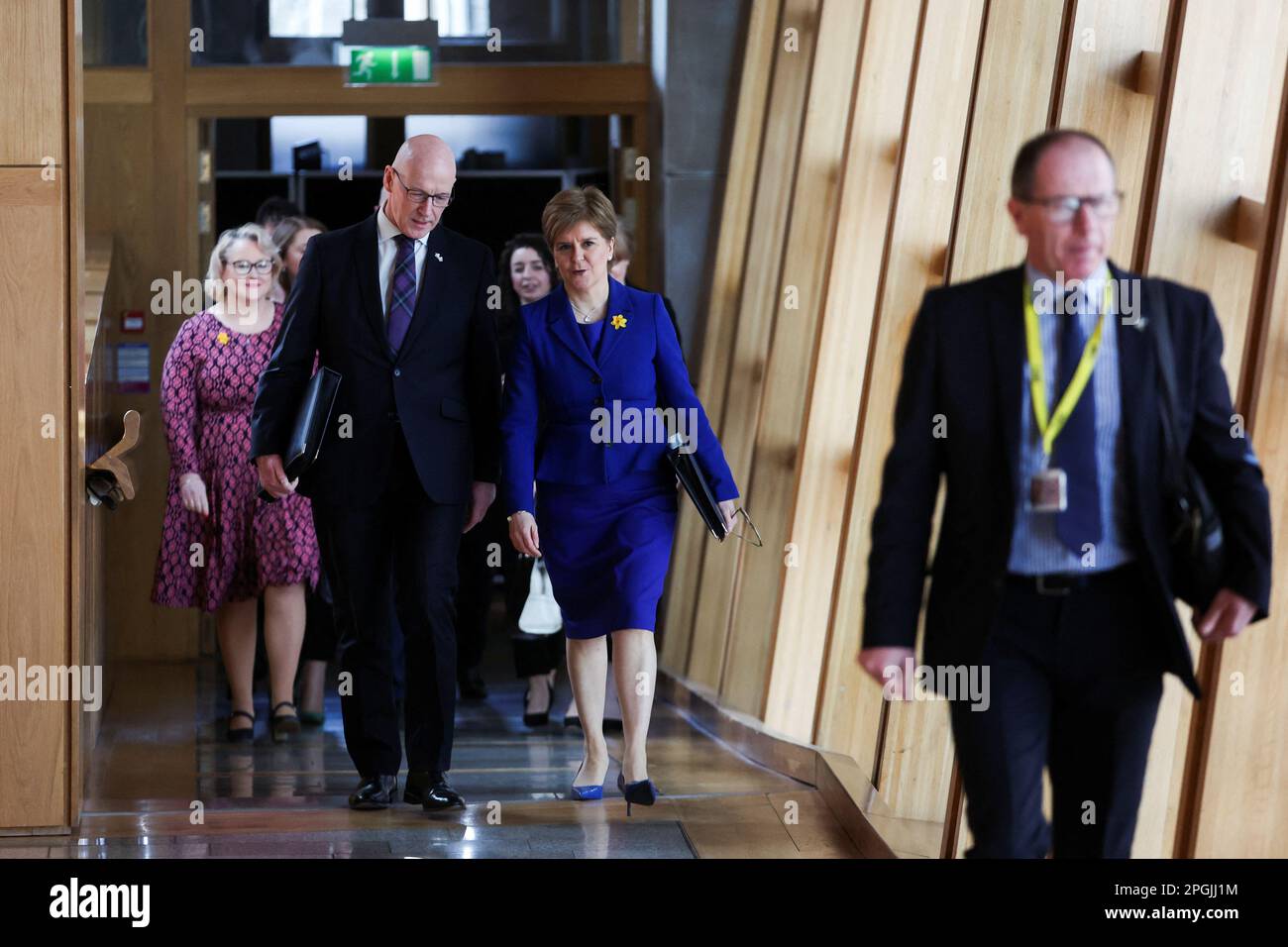 Schottlands erste Ministerin Nicola Sturgeon geht am Tag ihrer letzten ersten Minster's Questions vor dem schottischen Parlament in Holyrood, Edinburgh, Schottland, Großbritannien, März 23, 2023. REUTERS/Russell Cheyne Stockfoto