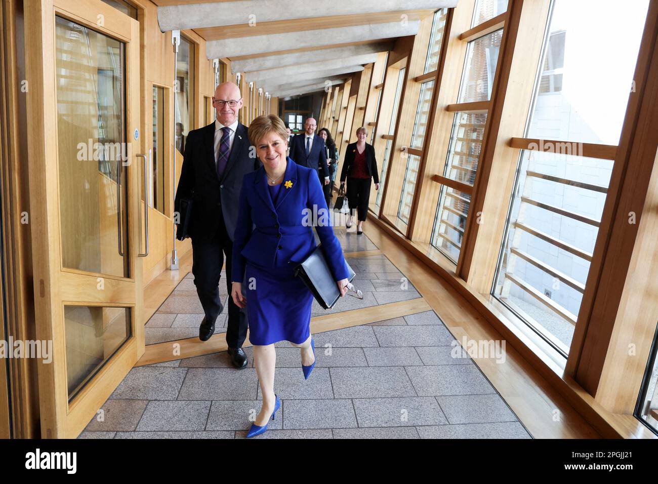 Schottlands erste Ministerin Nicola Sturgeon geht am Tag ihrer letzten ersten Minster's Questions vor dem schottischen Parlament in Holyrood, Edinburgh, Schottland, Großbritannien, März 23, 2023. REUTERS/Russell Cheyne Stockfoto