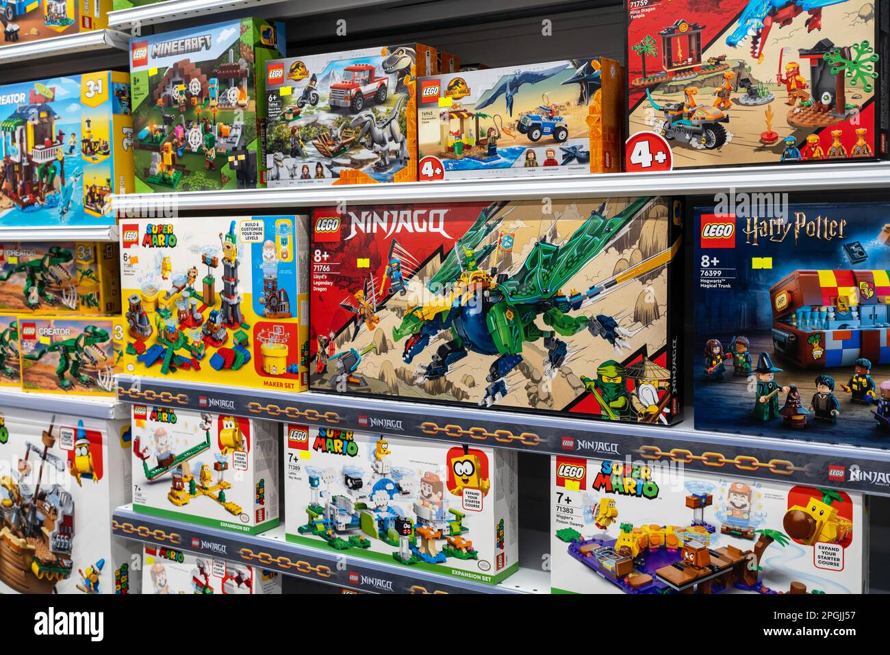 LEGO Baukits im Lego Store erhältlich. LEGO ist ein Bauspielzeug aus Kunststoff, das von der Firma Lego Group hergestellt wird. Minsk, Weißrussland, 2023 Stockfoto