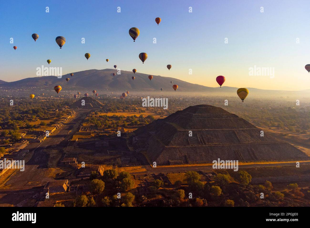 Sonnenaufgang im Heißluftballon über der Teotihuacan-Pyramide Stockfoto