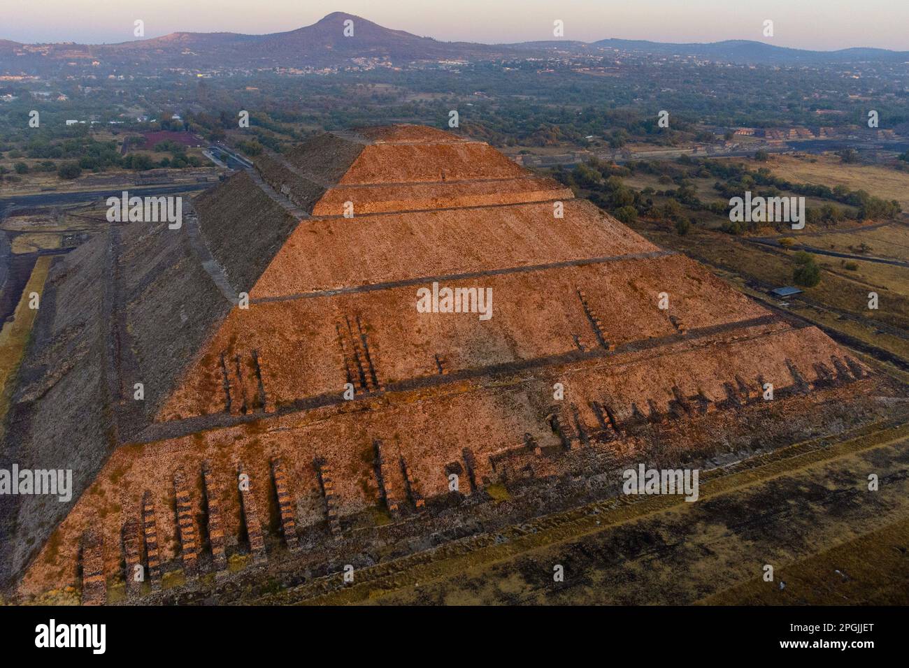 Sonnenaufgang über der Teotihuacan-Pyramide, Mexiko Stockfoto