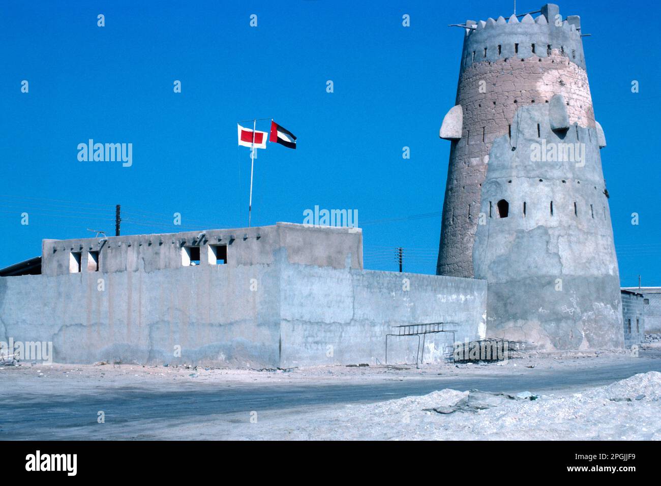 Al Rams VAE 1976 – Wachturm im Küstendorf Al Rams im Norden von Ras Al Khaimah Emirat an der Küste des Arabischen Golfs der Vereinigten Arabischen Emirate Stockfoto